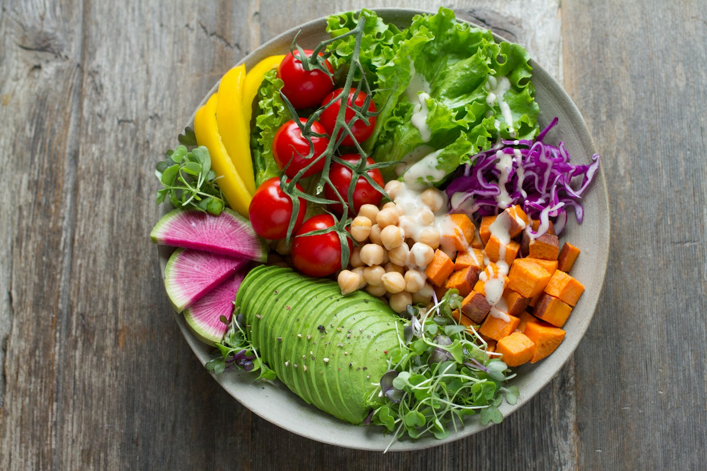 Bunte Gemüse-Bowl mit Avocado, Kichererbsen und Salat
